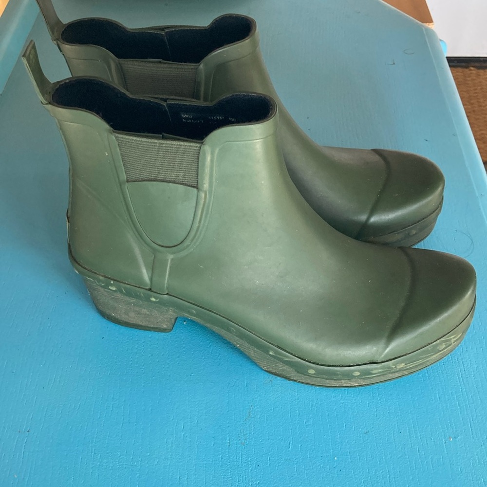 Dansko women’s waterproof rubber pull on rain boots size 40